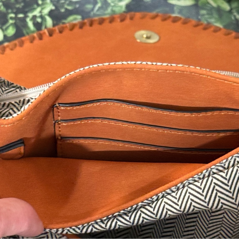 Crossbody Bag with Tan Tassel Details - Picture 12 of 13